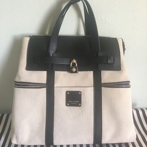 Unique/classy-full size Henri Bendel Jetsetter
